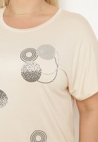 Born2be - Beżowy T-shirt z Bawełny Wykończony Cyrkoniami Krissianne. Okazja: do pracy, na co dzień. Kolor: beżowy. Materiał: bawełna. Wzór: aplikacja, geometria. Sezon: lato. Styl: casual, elegancki #2