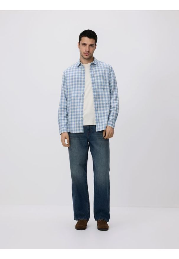 Reserved - Koszula regular z lnem - jasnoniebieski. Kolor: niebieski. Materiał: len