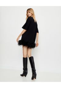 T-DRESS - Czarna sukienka mini z piórami. Kolor: czarny. Materiał: bawełna, materiał. Wzór: aplikacja, napisy, nadruk. Typ sukienki: trapezowe, rozkloszowane. Długość: mini #7