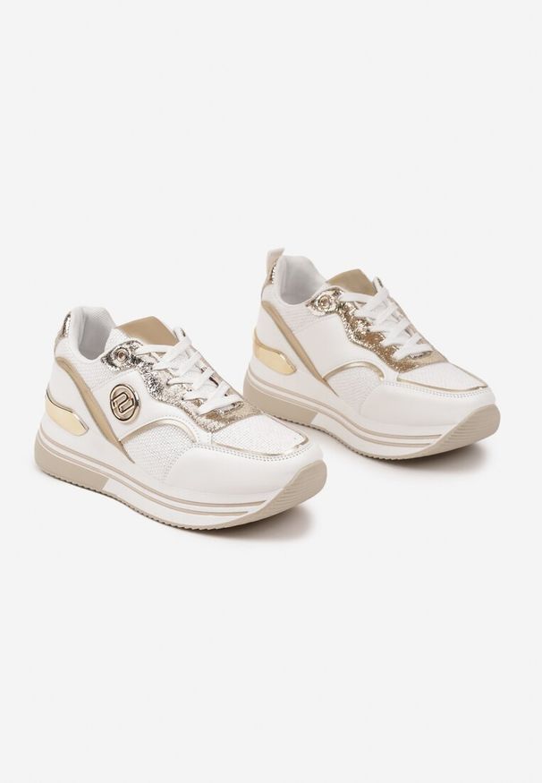 Renee - Biało-Złote Sneakersy z Metalicznymi Zdobieniami na Platformie Gonnella. Okazja: na co dzień. Kolor: biały. Materiał: jeans. Wzór: aplikacja. Obcas: na platformie. Wysokość obcasa: średni