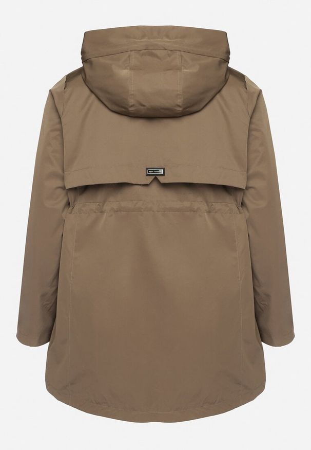 Born2be - Zielona Kurtka Parka z Kapturem i Kieszeniami Eradilla. Okazja: na spacer, na co dzień. Typ kołnierza: kaptur. Kolekcja: plus size. Kolor: zielony. Długość rękawa: długi rękaw. Długość: długie. Wzór: aplikacja. Styl: elegancki, casual, klasyczny