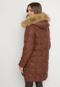 Born2be - Brązowa Kurtka z Kapturem z Futerkiem Zdobiona Oryginalnym Pikowaniem Oleda. Okazja: na co dzień. Typ kołnierza: kaptur. Kolor: brązowy. Materiał: futro. Wzór: aplikacja. Styl: casual, klasyczny #7