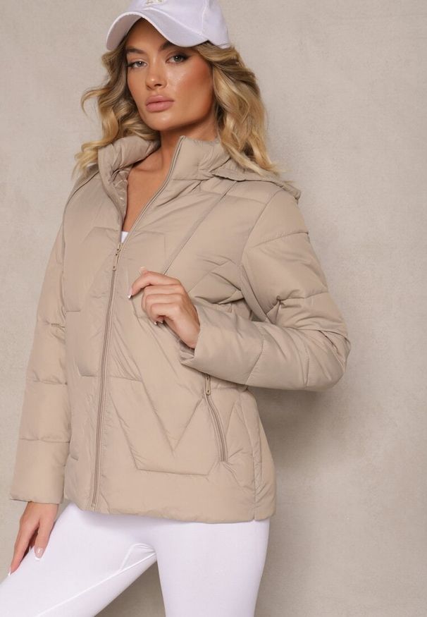 Renee - Ciemnobeżowa Pikowana Kurtka Przejściowa z Kapturem Silidi. Okazja: na co dzień. Typ kołnierza: kaptur. Kolor: beżowy. Materiał: jeans. Styl: klasyczny, casual, elegancki