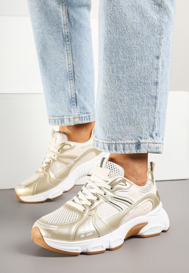 Born2be - Beżowe Sneakersy w Streetwearowym Stylu z Siateczkowymi Zdobieniami Dorelline. Okazja: na co dzień. Zapięcie: sznurówki. Kolor: beżowy. Materiał: jeans. Wzór: aplikacja