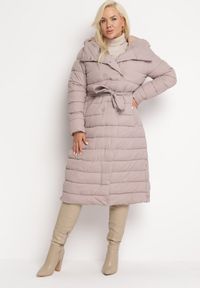 Born2be - Ciemnoróżowa Pikowana Kurtka Płaszcz o Przedłużonym Fasonie z Paskiem i Kapturem Gerit. Kolor: różowy. Materiał: materiał #1