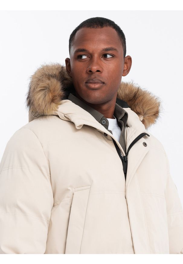 Ombre Clothing - Ocieplana długa męska kurtka parka z rozpinanym dołem – kremowa V1 OM-JALJ-0184 - XXL. Typ kołnierza: kołnierzyk stójkowy. Kolor: kremowy. Materiał: tkanina, materiał, syntetyk, poliester, guma, futro. Długość: długie. Wzór: aplikacja, gładki