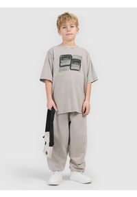 4f - 4F Spodnie dresowe joggery chłopięce - szare 122/128 (6-8 lat). Okazja: na co dzień. Kolor: szary. Materiał: dresówka. Sezon: lato. Styl: casual, elegancki #1