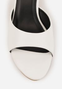 Renee - Białe Klapki Peep Toe na Obcasie Kaczuszka Calinetta. Nosek buta: otwarty. Kolor: biały. Materiał: koronka. Obcas: na obcasie. Styl: klasyczny. Wysokość obcasa: średni #6