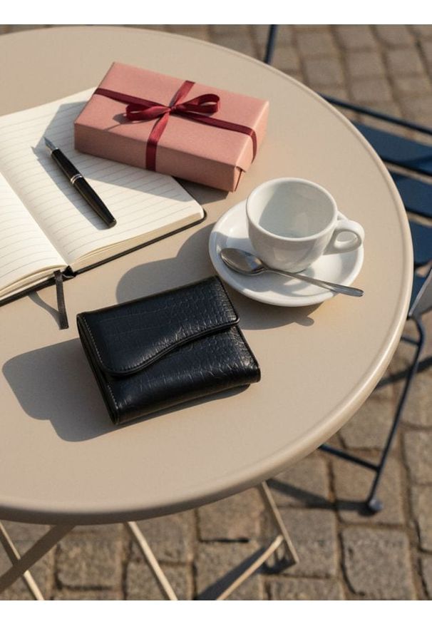 Sinsay - Czarny portfel z imitacji skóry krokodyla - czarny. Kolor: czarny. Materiał: skóra