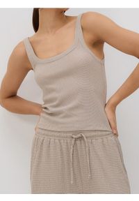 Reserved - Strukturalny top - kremowy. Kolor: kremowy. Materiał: dzianina