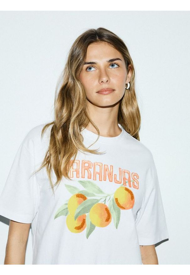 Reserved - Bawełniany t-shirt z nadrukiem - biały. Kolor: biały. Materiał: bawełna. Wzór: nadruk