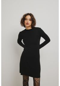 Marsala - Gładka sukienka z długimi rękawami w kolorze TOTALLY BLACK - GIRONA. Materiał: wiskoza, materiał, elastan. Długość rękawa: długi rękaw. Wzór: gładki. Styl: elegancki. Długość: mini #1