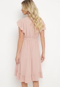 Born2be - Ciemnoróżowa Kopertowa Sukienka z Asymetrycznym Dołem Ozdobiona Falbanką z Paskiem w Talii Snidia. Okazja: na spacer, na co dzień. Kolor: różowy. Wzór: aplikacja. Sezon: lato. Typ sukienki: kopertowe, asymetryczne. Styl: elegancki, casual, klasyczny #6