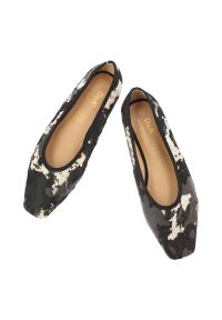 Baleriny damskie S.Barski, cholewka ze skóry naturalnej typu hair-on z efektownym wzorem zwierzęcym wsuwany fason bez zapięcia, czarne, CR61-3093. Okazja: na co dzień. Zapięcie: bez zapięcia. Kolor: czarny. Materiał: skóra. Szerokość cholewki: normalna. Wzór: motyw zwierzęcy. Obcas: na płaskiej podeszwie. Styl: casual, klasyczny, elegancki #2