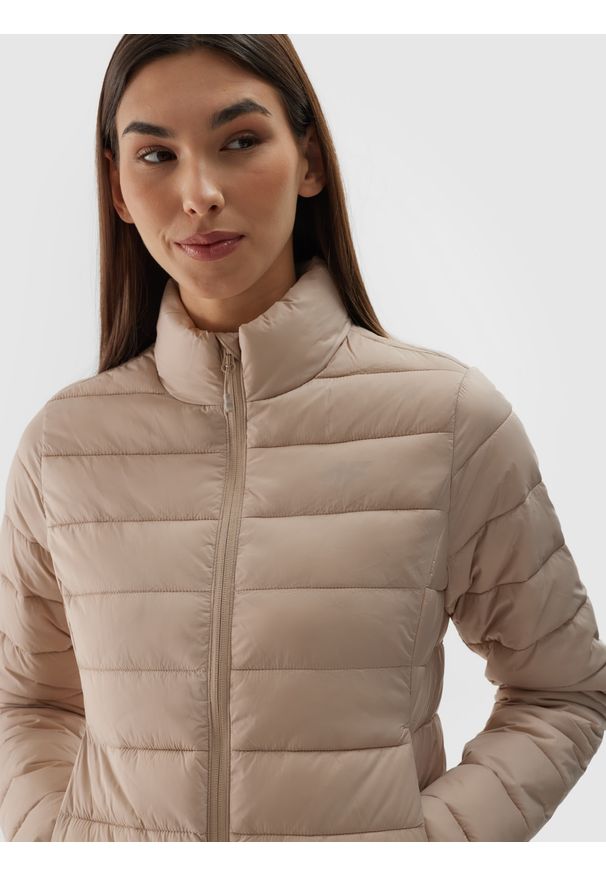 4f - 4F Kurtka puchowa z wypełnieniem z recyklingu damska - beżowa S. Okazja: na co dzień. Typ kołnierza: kołnierzyk stójkowy. Kolor: beżowy. Materiał: puch. Długość: długie. Styl: casual, klasyczny, sportowy