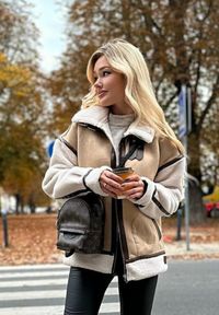 Renee - Beżowa Kurtka Pilotka ze Sztucznym Barankowym Futerkiem Phaerehe. Okazja: na co dzień. Kolor: beżowy. Materiał: futro. Sezon: zima, jesień. Styl: klasyczny, elegancki, casual #7