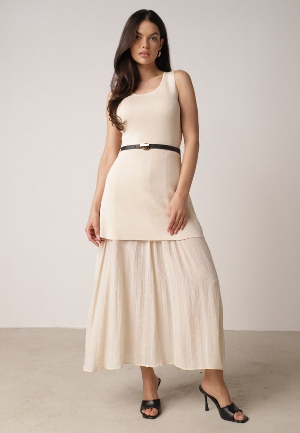 Born2be - Beżowa Dwuwarstwowa Sukienka Dzianinowa z Wiskozą i Paskiem z Klamrą Arkesia. Okazja: na co dzień, na spotkanie biznesowe. Kolor: beżowy. Materiał: dzianina, wiskoza. Typ sukienki: proste. Styl: casual, biznesowy, elegancki