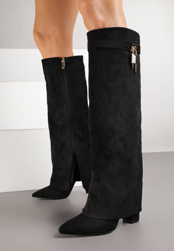 Renee - Czarne Kozaki na Słupku Ozdobione Metaliczną Kłódką i Wywiniętą Cholewką Lattorea. Okazja: na co dzień. Kolor: czarny. Szerokość cholewki: normalna. Wzór: aplikacja. Obcas: na słupku. Styl: casual, elegancki