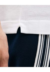 Lacoste - LACOSTE - Biała koszulka polo z długim rękawem Slim Fit. Typ kołnierza: polo. Kolor: biały. Materiał: bawełna, prążkowany. Długość rękawa: długi rękaw. Długość: długie. Styl: klasyczny #4