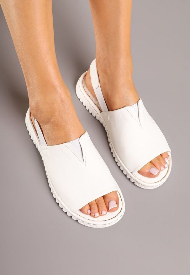 Born2be - Białe Sandały Vices z Imitacji Zamszu na Tłoczonej Podeszwie Sarmione. Okazja: na co dzień. Nosek buta: otwarty. Zapięcie: pasek. Kolor: biały. Materiał: zamsz. Sezon: lato. Styl: casual, elegancki