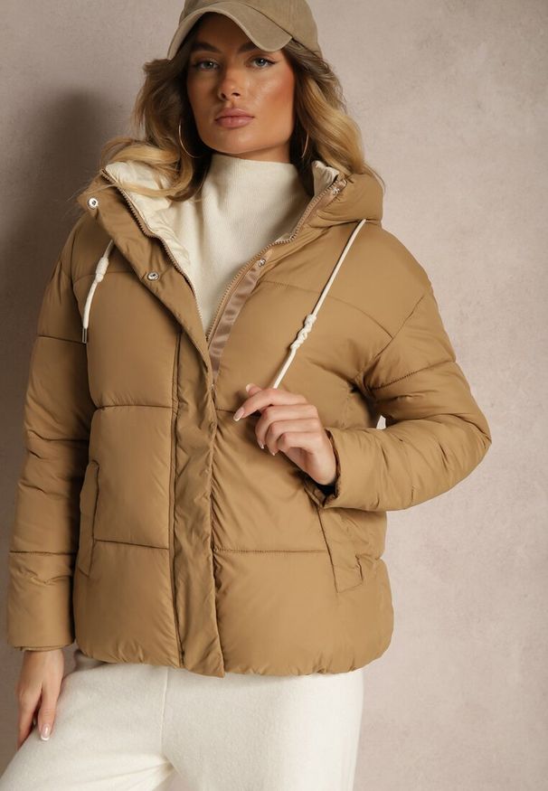 Renee - Jasnobeżowa Pudełkowa Kurtka z Kapturem i Kieszeniami Zdobiona Pikowanymi Przeszyciami Issenia. Okazja: na co dzień. Typ kołnierza: kaptur. Kolor: beżowy. Materiał: jeans. Wzór: aplikacja. Sezon: zima. Styl: casual