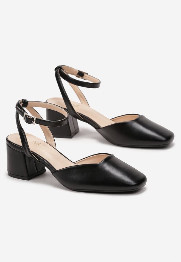 Renee - Czarne Sandały na Niskim Słupku z Kwadratowym Noskiem z Zapięciem na Sprzączkę Rigidia. Zapięcie: sprzączka. Kolor: czarny. Obcas: na słupku