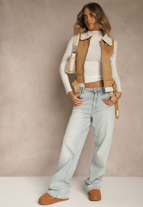 Renee - Beżowa Kamizelka w Rockowym Stylu z Futerkiem w Stylu Baranka i Klamrą Tiofira. Okazja: na co dzień. Kolor: beżowy. Materiał: futro. Styl: rockowy