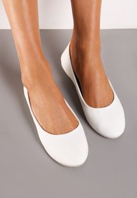 Renee - Białe Balerinki Gibbs. Nosek buta: okrągły. Zapięcie: bez zapięcia. Kolor: biały. Materiał: materiał. Obcas: na płaskiej podeszwie. Styl: klasyczny, elegancki #1