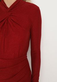 Born2be - Bordowa Brokatowa Sukienka z Asymetrycznymi Marszczeniami Alissel. Okazja: na imprezę. Kolor: czerwony. Materiał: skóra. Długość rękawa: długi rękaw. Typ sukienki: asymetryczne. Styl: wizytowy, klasyczny, rockowy #6