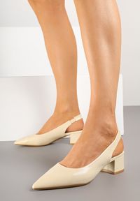 Renee - Beżowe Sandały Vices na Słupkowym Obcasie z Ozdobną PerforacjąTelarelle. Okazja: na co dzień. Nosek buta: szpiczasty. Kolor: beżowy. Materiał: jeans. Obcas: na obcasie. Styl: casual. Wysokość obcasa: średni #2