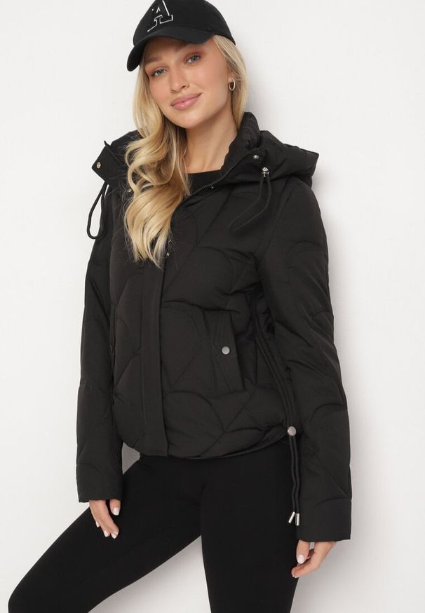 Born2be - Czarna Pikowana Kurtka o Pudełkowym Kroju z Kapturem i Ściągaczami Selizola. Okazja: na spacer. Typ kołnierza: kaptur. Kolor: czarny. Materiał: jeans, skóra. Styl: sportowy