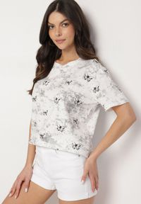 Born2be - Biały T-shirt Bawełniany w Print w Motylki Tenorea. Kolor: biały. Materiał: bawełna. Wzór: nadruk. Styl: klasyczny