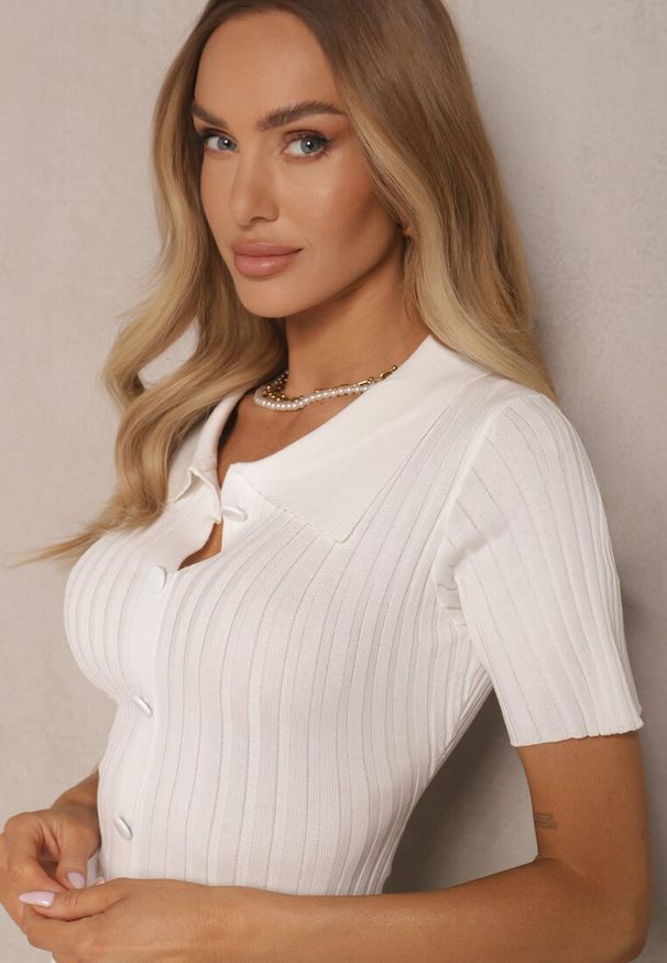 Renee - Biała Wiskozowa Sukienka z Guzikami i Kołnierzykiem Zdobiona Koronką Alanella. Okazja: na co dzień. Kolor: biały. Materiał: wiskoza, koronka. Długość rękawa: krótki rękaw. Wzór: aplikacja, koronka. Styl: elegancki, casual