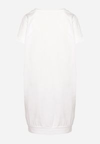 Born2be - Biała Sukienka w Stylu T-Shirt z Nadrukiem Ozdobionym Cyrkoniami Kelifea. Okazja: na co dzień. Kolor: biały. Długość rękawa: krótki rękaw. Wzór: aplikacja, nadruk. Typ sukienki: proste. Styl: casual, elegancki #7