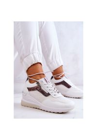 Damskie Sneakersy Na Koturnie Cross Jeans JJ2R4028C Białe. Kolor: biały. Materiał: skóra ekologiczna, materiał, tworzywo sztuczne. Szerokość cholewki: normalna. Wzór: aplikacja. Obcas: na koturnie #5