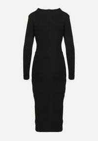 Born2be - Czarna Sukienka z Wiskozą Marszczona po Bokach z Usztywnionymi Ramionami Zeiena. Okazja: na co dzień. Kolor: czarny. Materiał: wiskoza. Długość rękawa: długi rękaw. Typ sukienki: proste. Styl: casual, klasyczny #3