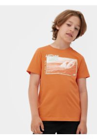 4f - T-shirt z nadrukiem chłopięcy. Kolor: pomarańczowy. Materiał: bawełna. Wzór: nadruk