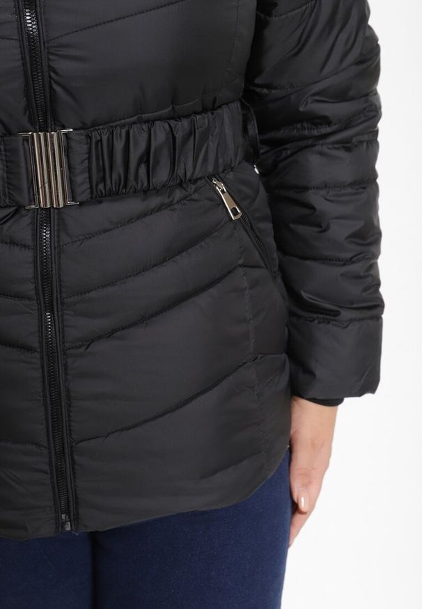 Born2be - Czarna Pikowana Kurtka Zimowa z Paskiem i Kapturem z Futrem z Możliwością Odpięcia Toriella. Okazja: na co dzień. Kolekcja: plus size. Kolor: czarny. Długość: długie. Wzór: aplikacja. Materiał: futro. Długość rękawa: długi rękaw. Sezon: zima. Styl: wizytowy, elegancki, casual