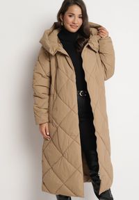 Born2be - Ciemnobeżowa Kurtka Płaszcz z Geometrycznym Pikowaniem Johnatta. Kolor: beżowy. Wzór: geometria #4