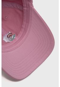 Primitive czapka z daszkiem bawełniana kolor różowy z aplikacją. Kolor: różowy. Materiał: bawełna. Wzór: aplikacja #3
