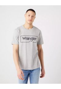 Wrangler - WRANGLER FRAME LOGO TEE MĘSKI T-SHIRT KOSZULKA NADRUK MID GREY W70JD3X37 112320767. Okazja: na co dzień. Materiał: jeans, skóra, materiał, bawełna, wiskoza, tkanina. Wzór: nadruk. Sezon: lato. Styl: sportowy, casual, elegancki, klasyczny