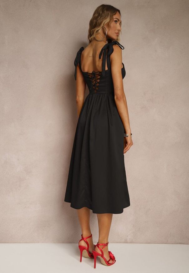 Renee - Czarna Sukienka Vices o Rozkloszowanym Kroju z Wiązanymi Ramiączkami Natirise. Okazja: na spacer. Typ kołnierza: dekolt kwadratowy. Kolor: czarny. Materiał: poliester, jeans. Długość rękawa: na ramiączkach. Sezon: lato