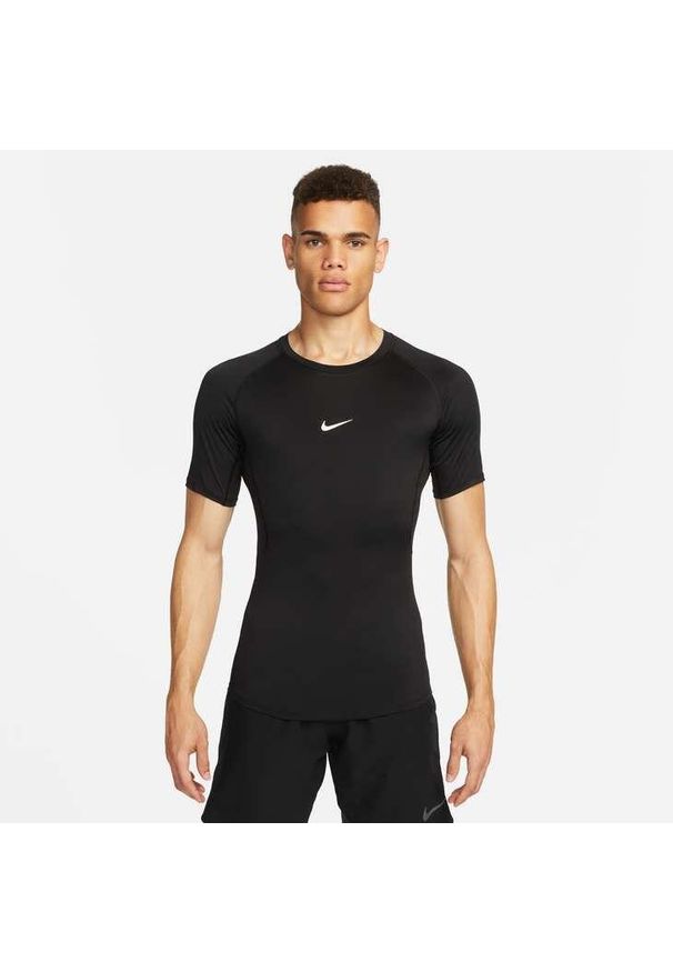 Koszulka sportowa męska Nike Tight Ss. Kolor: czarny. Długość rękawa: krótki rękaw. Długość: krótkie. Sport: piłka nożna