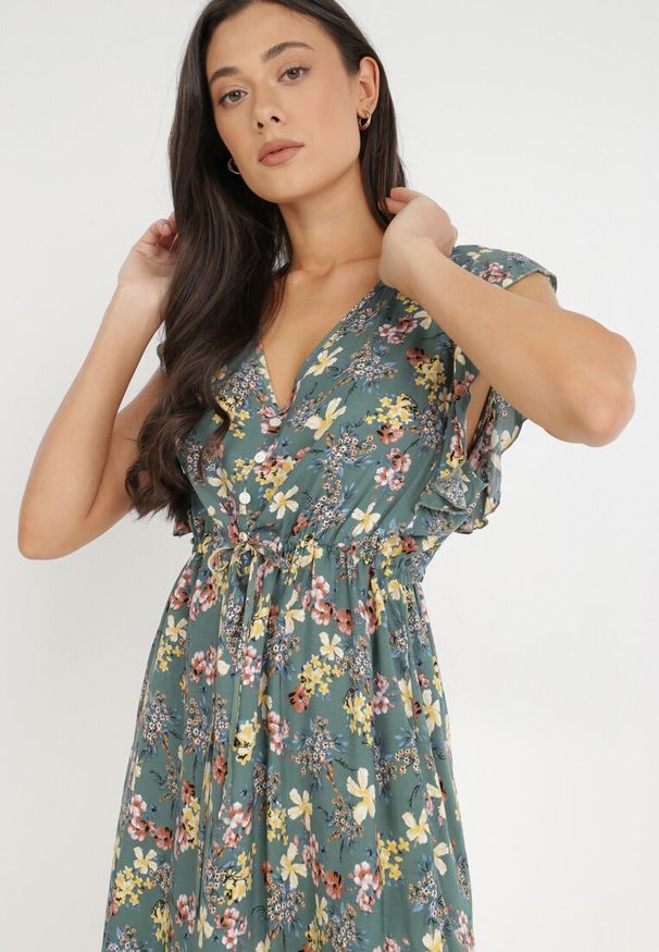 Born2be - Zielona Sukienka z Wiskozy Actamia. Okazja: na co dzień. Typ kołnierza: kokarda, kołnierz z falbankami. Kolor: zielony. Materiał: wiskoza. Wzór: kwiaty. Typ sukienki: proste. Styl: casual. Długość: mini