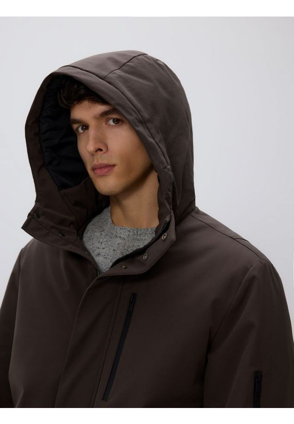 Reserved - Wodoodporna parka z kapturem - brązowy. Typ kołnierza: kaptur. Kolor: brązowy. Materiał: tkanina