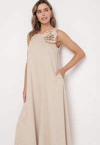 Born2be - Beżowy Kombinezon z Wiskozą i Broszką Kwiatu 3D Odellira. Okazja: na co dzień. Kolor: beżowy. Materiał: wiskoza. Wzór: kwiaty. Styl: casual, elegancki #3