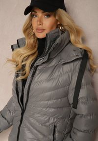 Renee - Ciemnoszara Zimowa Kurtka z Ukośnym Pikowaniem i Nieodpinanym Kapturem Siaritha. Okazja: na co dzień, na spacer. Kolor: szary. Materiał: jeans. Sezon: zima. Styl: elegancki, casual
