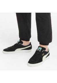 Buty do chodzenia męskie Puma Suede Classic XXI. Zapięcie: sznurówki. Kolor: biały, czarny, wielokolorowy. Materiał: skóra, syntetyk, zamsz, materiał. Szerokość cholewki: normalna. Model: Puma Suede. Sport: turystyka piesza