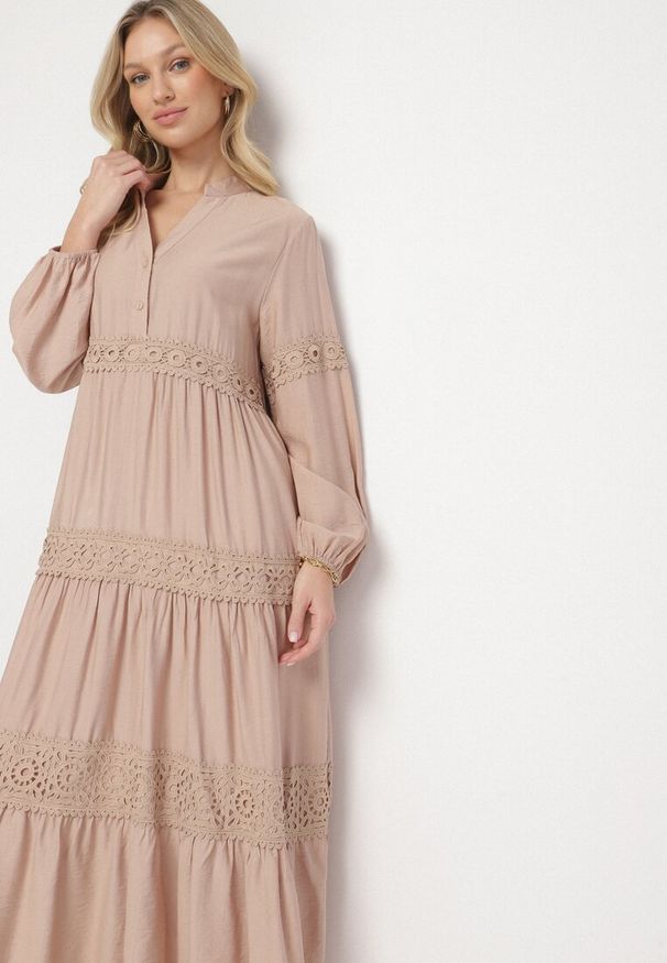 Born2be - Ciemnobeżowa Rozkloszowana Sukienka z Wiskozy Zdobiona Koronką Gonireth. Okazja: na spacer, na co dzień. Typ kołnierza: dekolt w kształcie V. Kolor: beżowy. Materiał: wiskoza, koronka. Długość rękawa: długi rękaw. Wzór: aplikacja, koronka. Styl: casual, elegancki, klasyczny