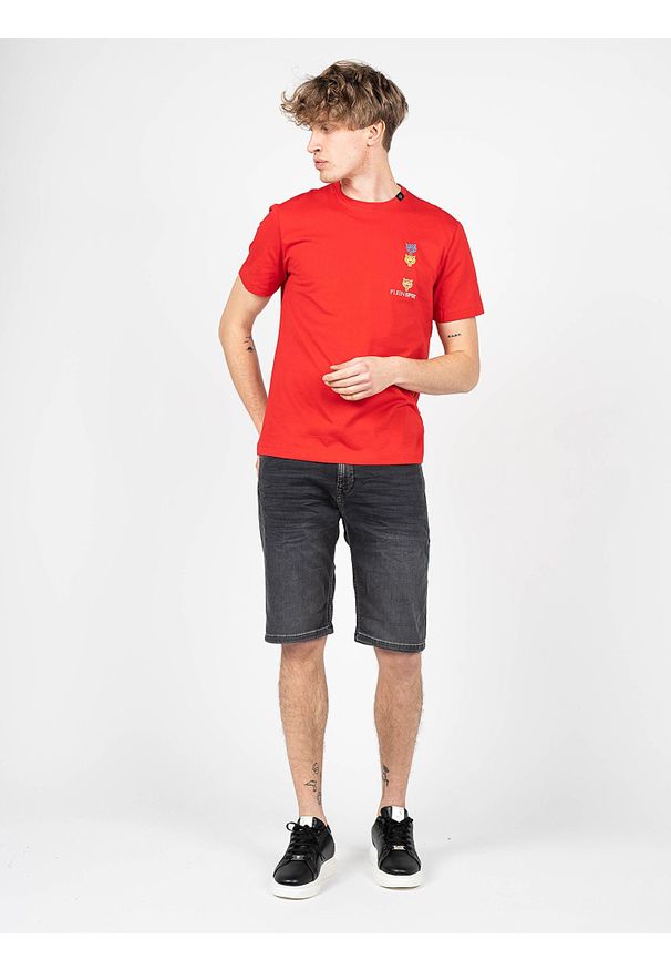Plein Sport T-shirt | TIPS1135 | Mężczyzna | Czerwony. Okazja: na co dzień. Kolor: czerwony. Materiał: bawełna. Wzór: aplikacja, nadruk. Styl: sportowy